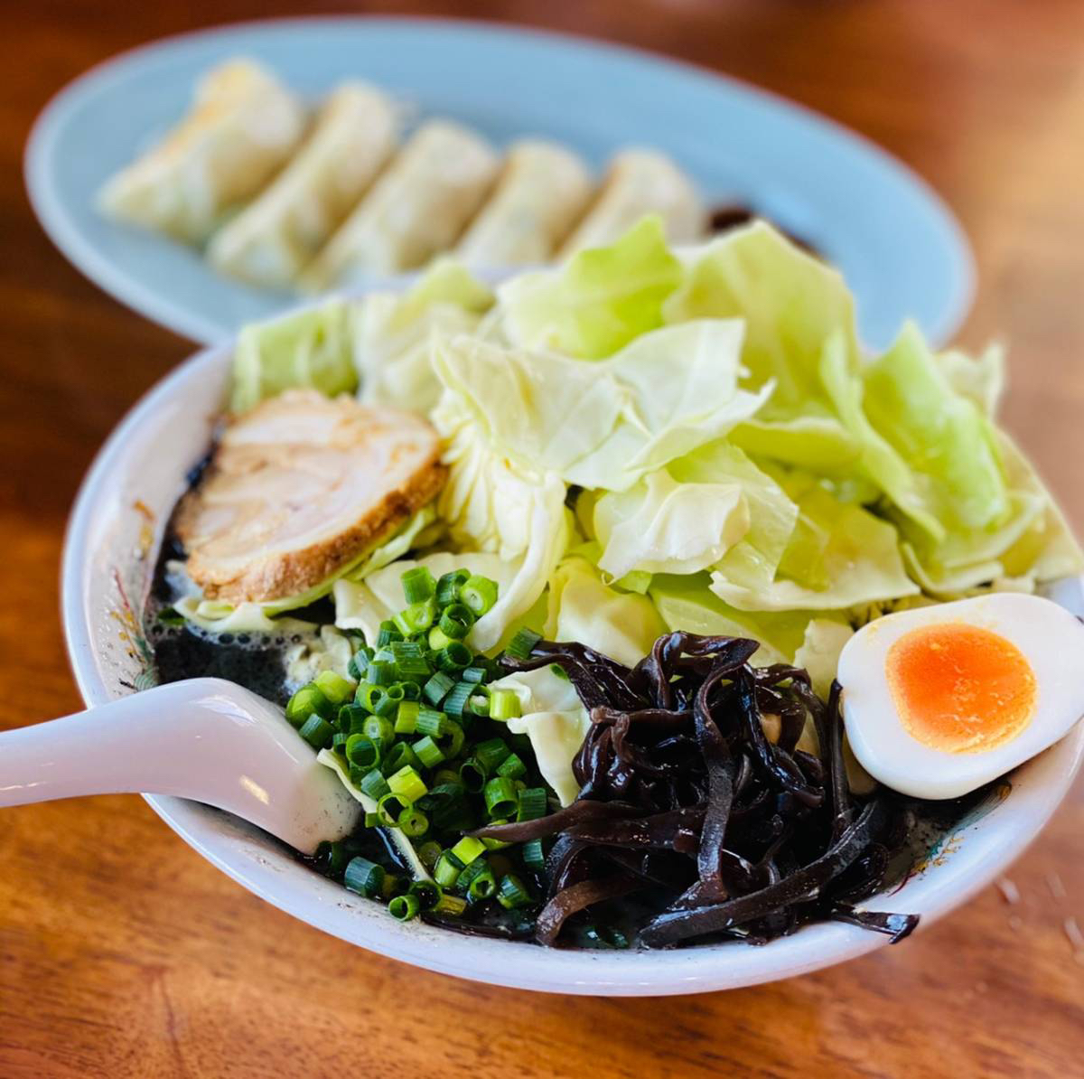 比企郡滑川町にある『熊本ラーメン育元』で『育元ラーメン』『キャベツメン』『和風塩ラーメン』『餃子』食べてきた。