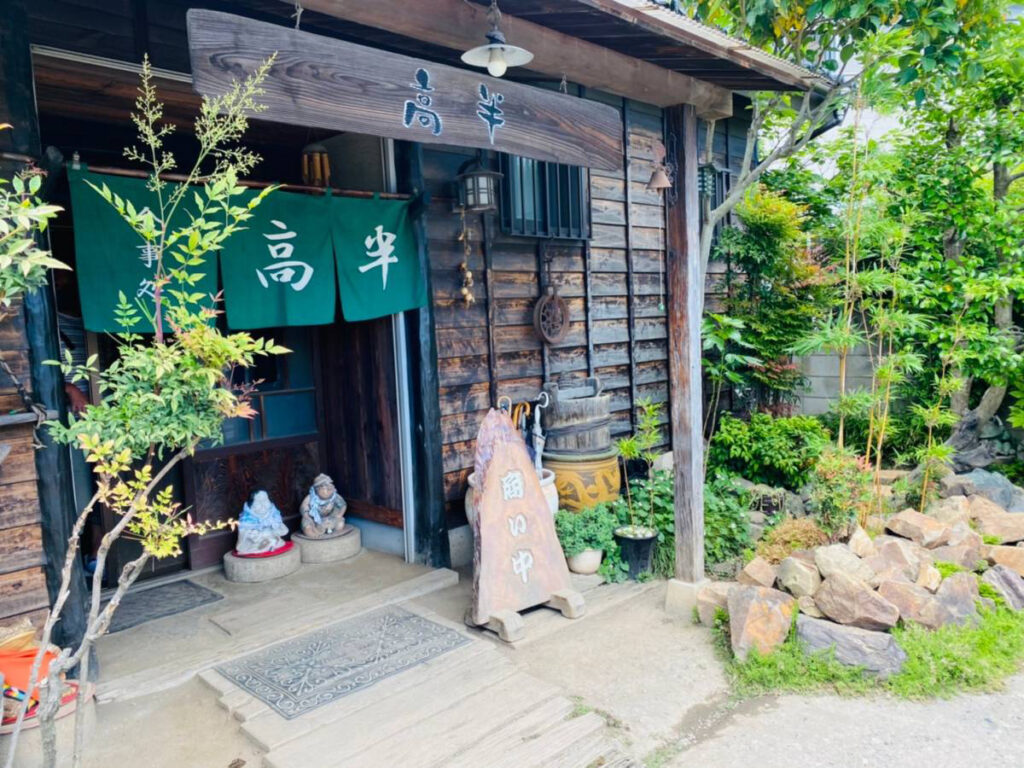 上尾市畔吉にある古民家風の名店『高半(たかはん)』でランチ『海鮮丼(大)』『刺身ともつ定食』を行って食べてみた。